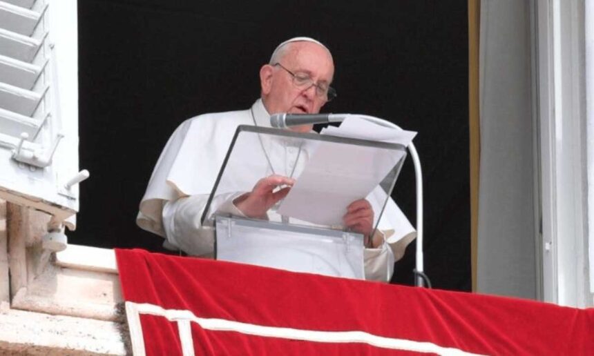 O Papa destaca a "comunhão de amor" no sinal da cruz: o abraço de Deus que jamais nos abandona