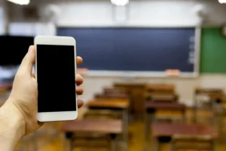 Governo Federal regulamenta lei que restringe uso de celular na escola